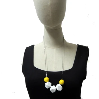 Biela žltá guľa Geometrické šperky, drevené korálky Náhrdelník minimalistický moderný prívesok boho kožený nastaviteľný uzol tribal NW142