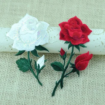 2 Ks Výšivky Patch Biele a Červené Ruže Kvet Patch Oblečenie Späť Vložiť DIY Svadobné Pozvánka Príslušenstvo Žehlička Na Patch