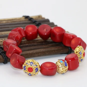 Prírodné nepravidelný červený korál 9-13mm korálky diy strand náramok pre ženy nevestu zlata-farebná cloisonne dištančné šperky 7.5 palcový B2721