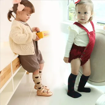 Batoľa kolená vysoké ponožky pre novorodencov Baby Chlapci, Dievčatá proti sklzu deti dlhá ponožka s gumovou podrážkou srdca tlače ponožky 0-4t-taktné